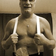 Foto: ein Pfundskerl mit Beutel am Bauch