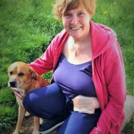 Foto: Frau mit Hund und Beutel am Bauch