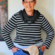 Foto: Frau mit Beutel am Bauch