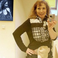 Foto: junge Frau mit Beutel am Bauch