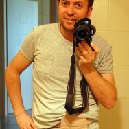 Foto: junger Mann mit Beutel am Bauch