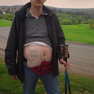 Foto: Wanderer mit Beutel am Bauch