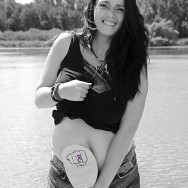Foto: bauchfrei am See, mit Beutel am Bauch