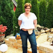 Foto: Frau im Garten mit Beutel am Bauch