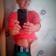 Foto: Frau mit Beutel am Bauch nimmt ein Selfie auf