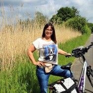 Foto: Stomaträgerin zeigt beim Radfahren ihren Beutel am Bauch