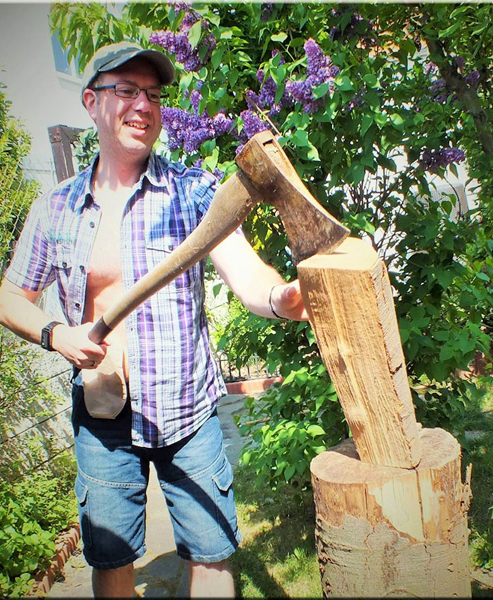 Foto: Stomaträger zeigt beim Holzhacken seinen Beutel am Bauch
