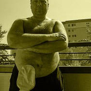 Foto: Stomaträger mit freiem Oberkörper und Beutel am Bauch