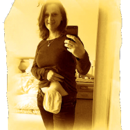 Foto: Stomaträgerin macht Selfie mit Beutel am Bauch