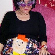 Foto: flippige Frau mit Beutel-Gesicht am Bauch, total crazy ;)
