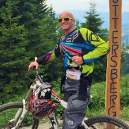 Foto: Stomaträger mit seinem Mountainbike zeigt auf dem Muttersberg seinen Beutel am Bauch