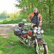 Foto: mit Stoma-Beutel unterwegs auf einem Chopper