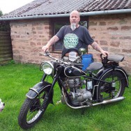 Foto: Rpcker zeigt sein Oldtimer-Bike... und seinen Stoma-Beutel am Bauch
