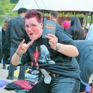 Foto: Stomaträgerin rockt mit ihrem Beutel am Bach ein Open-Air-Festival