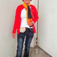 Foto: Stomaträgerin zeigt ihr Fußball-WM-Outfit mit Beutel am Bauch