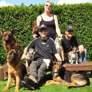 Foto: Stomat-Trägerin führt gemeinsam mit ihren Freunden Hunde aus