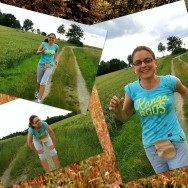 Foto: Stomaträgerin zeigt ihren Stoma-Beutel beim Lauf-Training