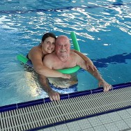 Foto: Enkelin ermutigt Großvater zum Besuch des Schwimmbads, der Stomabeutel stört dabei überhaupt nicht