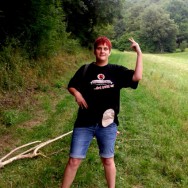Foto: Stomaträgerin zeigt auf einer Wanderung ihren Stomabuetel am Bauch