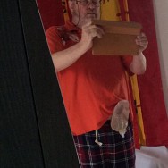 Foto: Stomaträger zeigt seinen Urostoma-Beutel