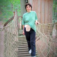 Foto: Kock-Pouch-Trägerin im Wald auf einer Hängebrücke