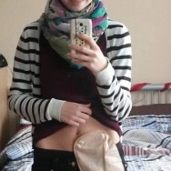 Foto: Selfie einer Stomaträgerin mit Stomabeutel am Bauch