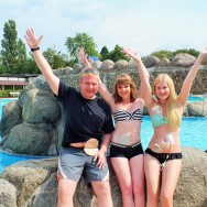 Foto: Junge Stomaträger zeigen im Freibad ihren Stomabeutel
